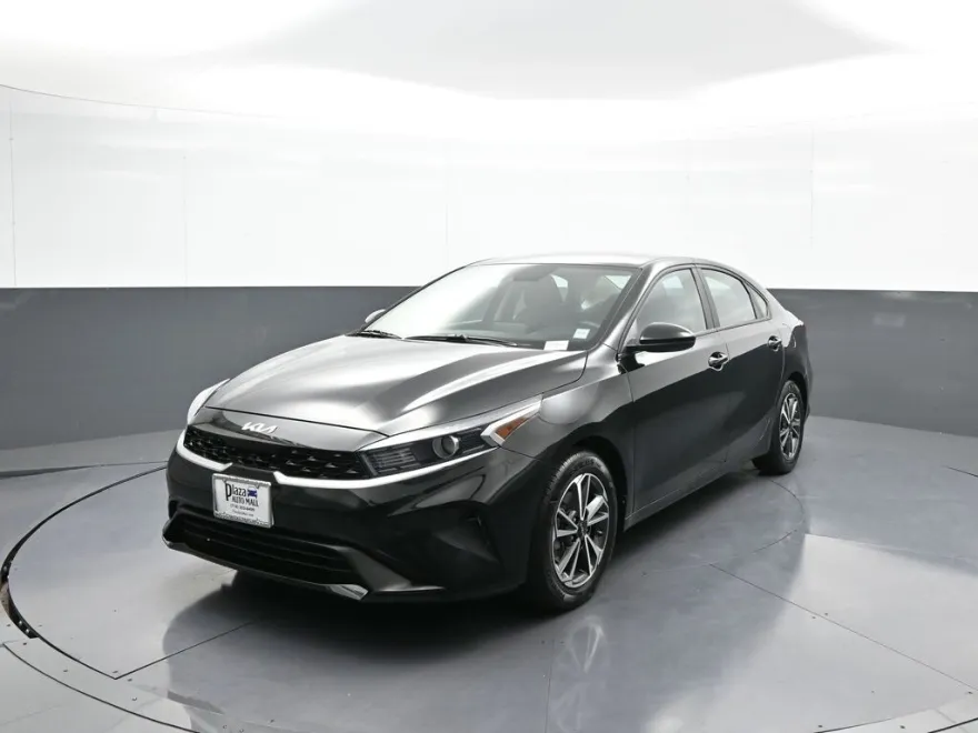 2023 Kia Forte LXS photo 1