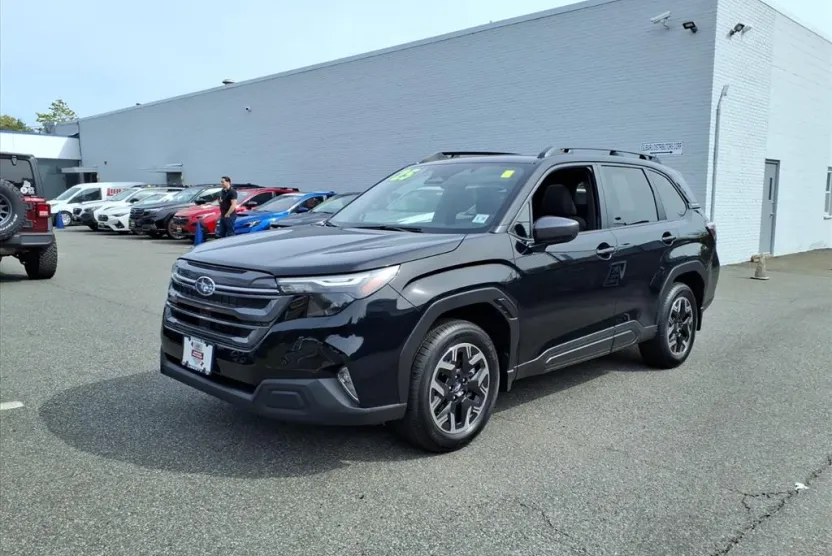 2025 Subaru Forester Premium photo 1