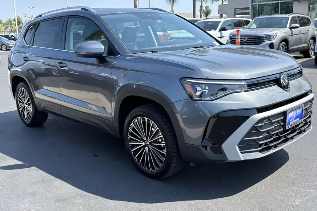 2025 Volkswagen Taos SE photo 1