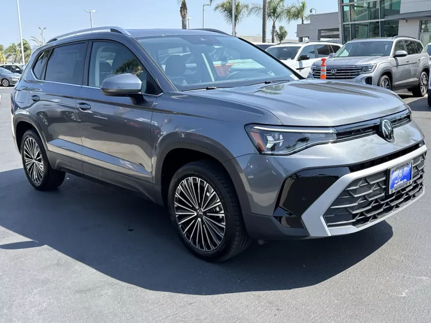 2025 Volkswagen Taos SE photo 1