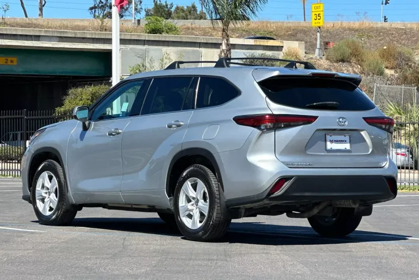 2022 Toyota Highlander LE photo 1