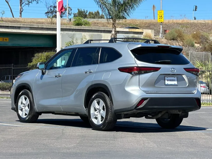 2022 Toyota Highlander LE photo 1