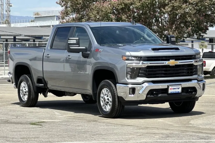 2025 Chevrolet Silverado 2500HD LT photo 1