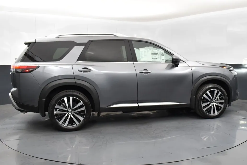 2025 Nissan Pathfinder Platinum photo 1
