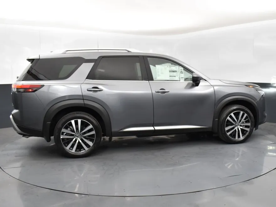 2025 Nissan Pathfinder Platinum photo 1
