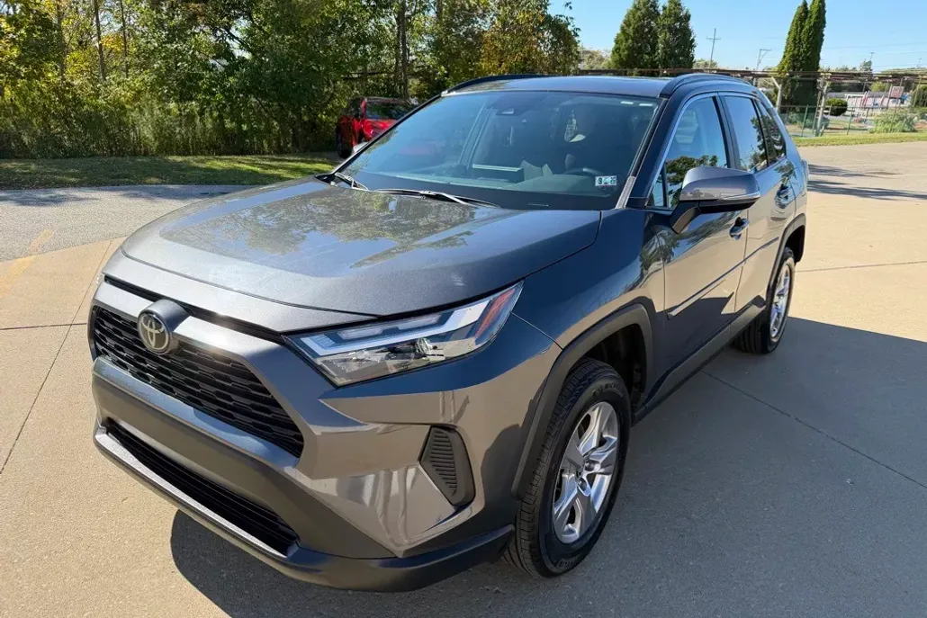 2023 Toyota RAV4 XLE photo 1