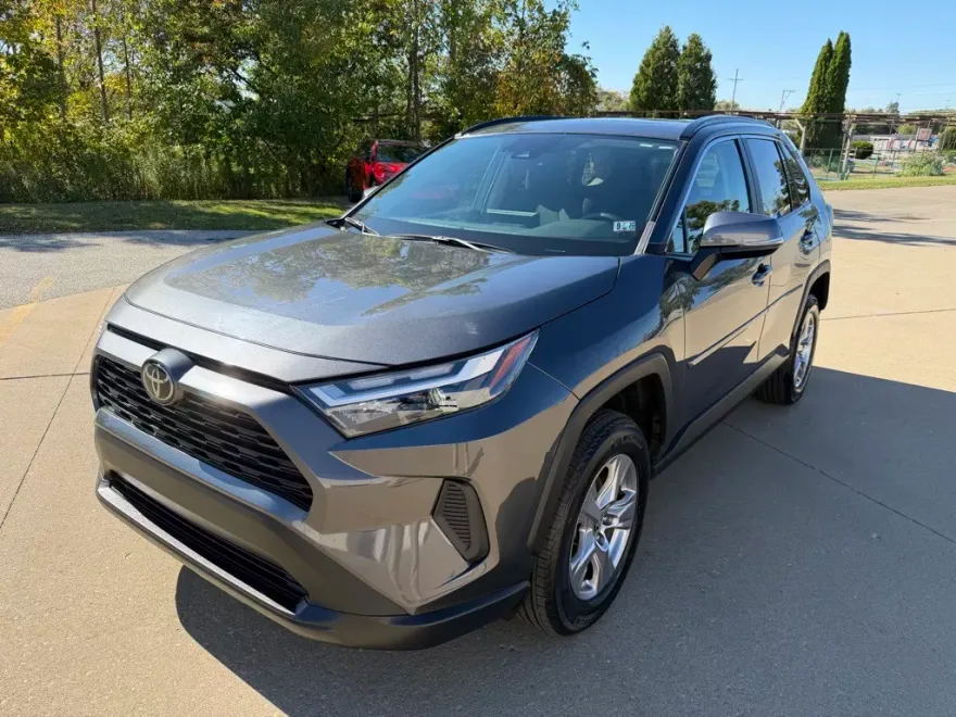 2023 Toyota RAV4 XLE photo 1