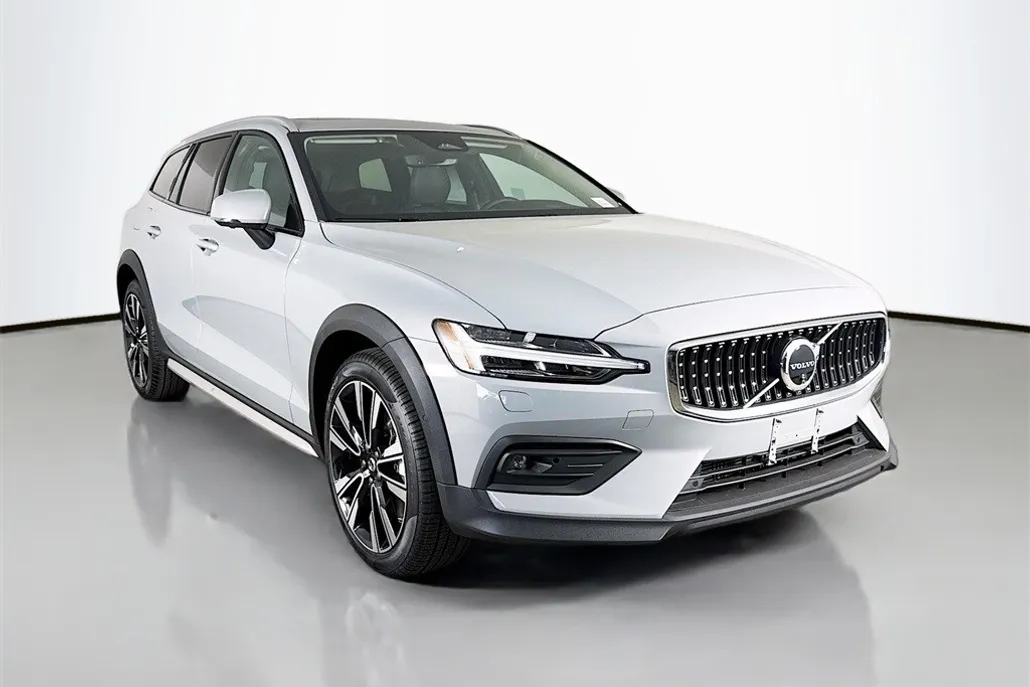 2026 Volvo V60 Cross Country B5 photo 1