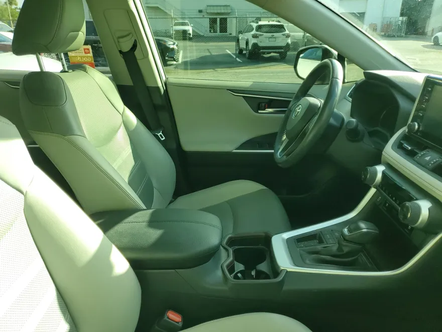 2019 Toyota RAV4 Limited photo 1