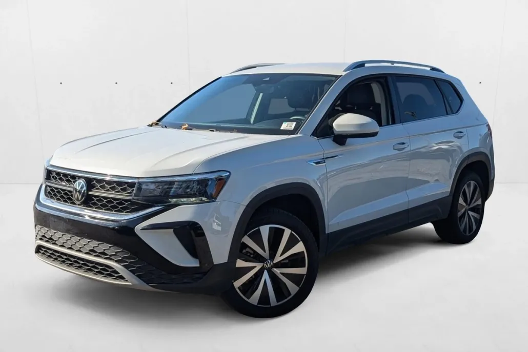 2024 Volkswagen Taos SE photo 1