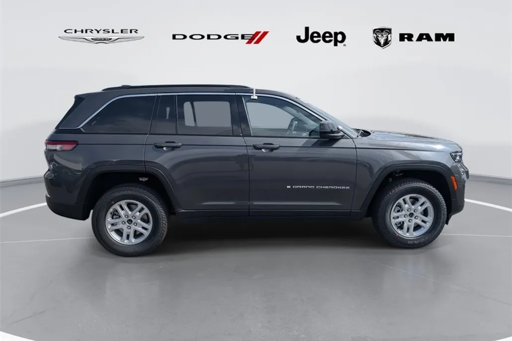 2025 Jeep Grand Cherokee Laredo photo 1