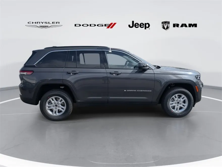 2025 Jeep Grand Cherokee Laredo photo 1
