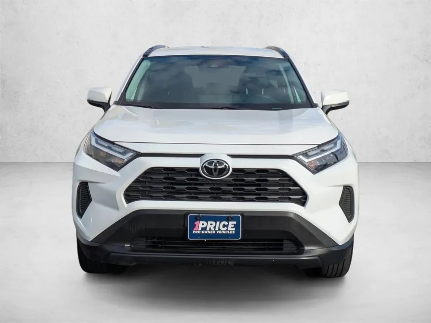 2024 Toyota RAV4 XLE photo 1