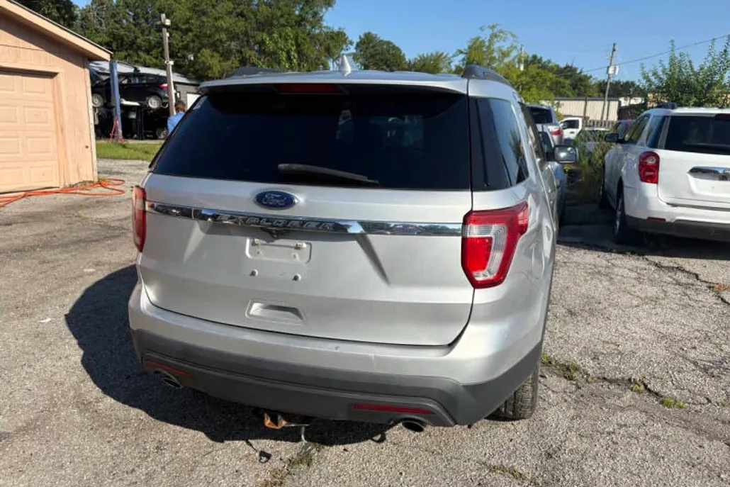 2017 Ford Explorer Base photo 1