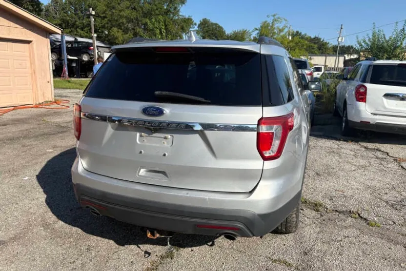 2017 Ford Explorer Base photo 1