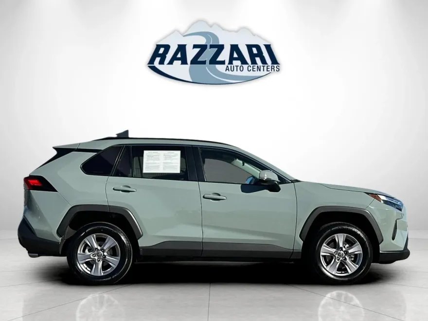 2022 Toyota RAV4 XLE photo 1