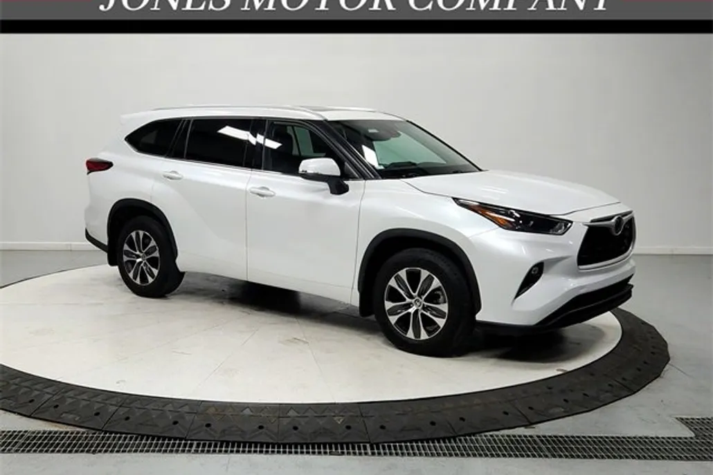 2022 Toyota Highlander XLE photo 1