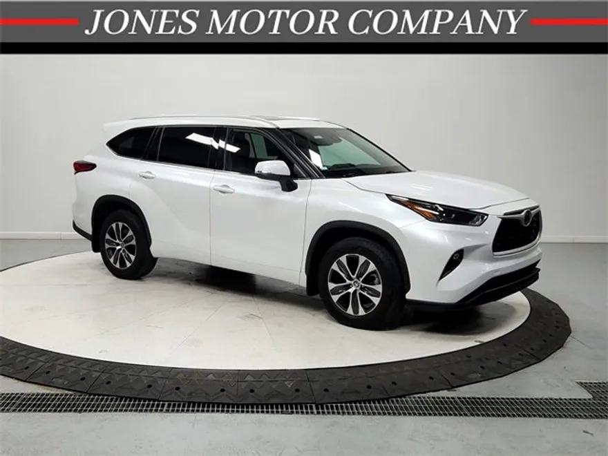 2022 Toyota Highlander XLE photo 1
