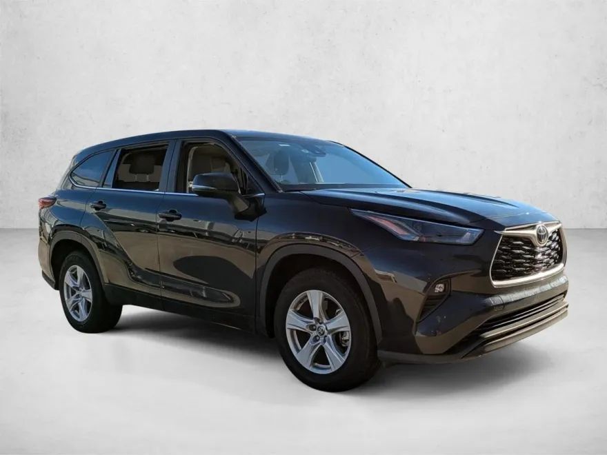 2023 Toyota Highlander LE photo 1