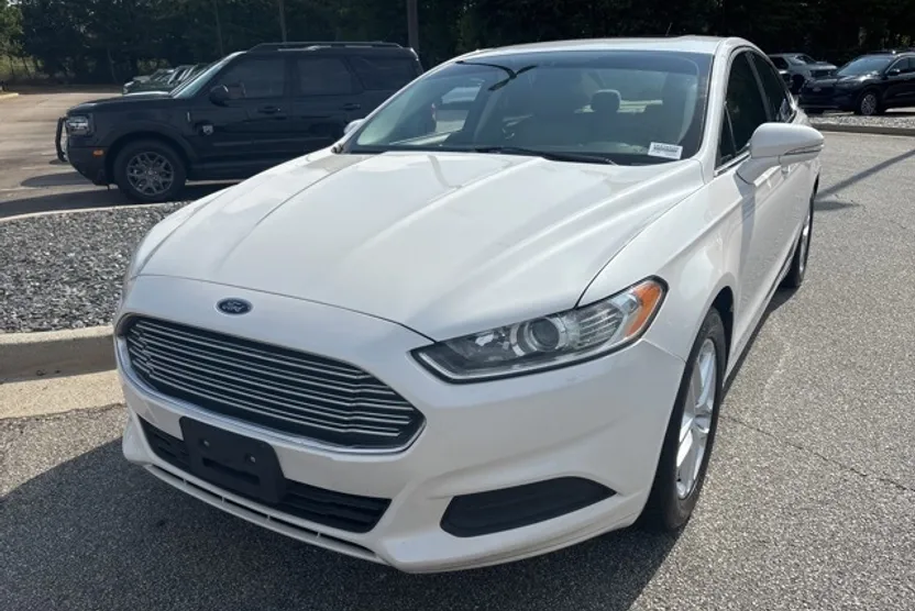 2016 Ford Fusion SE photo 1