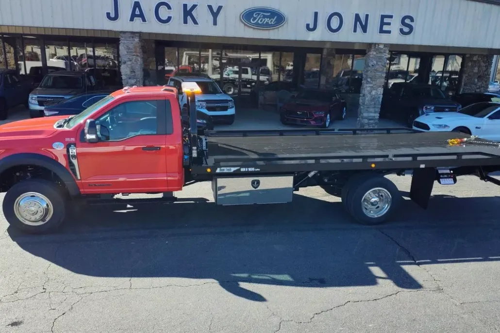 2024 Ford F-600 photo 1
