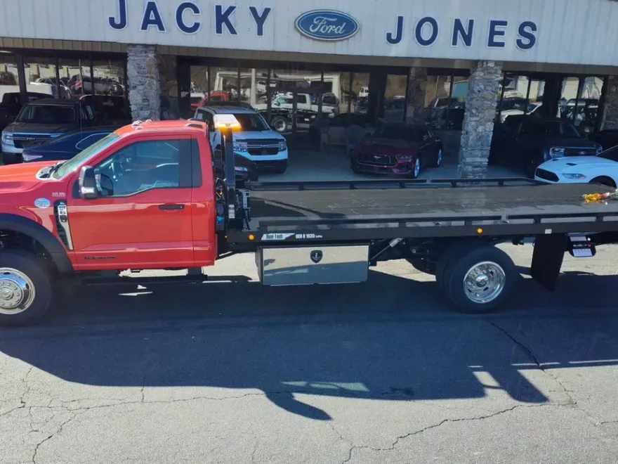 2024 Ford F-600 photo 1