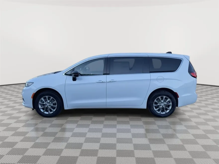 2026 Chrysler Pacifica photo 1