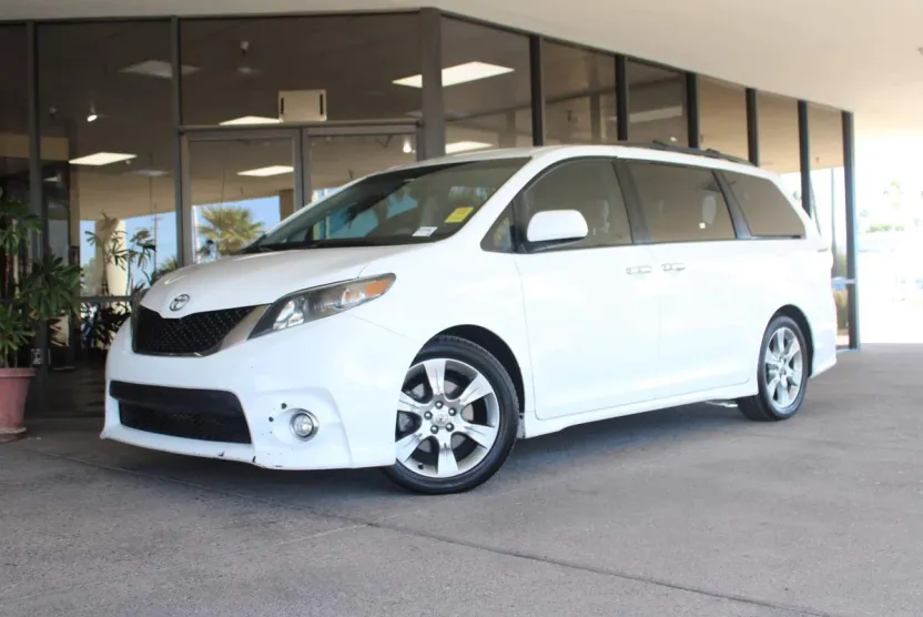 2013 Toyota Sienna photo 1