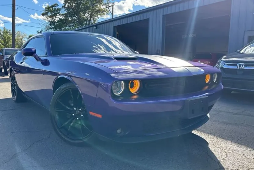 2016 Dodge Challenger SXT Plus photo 1