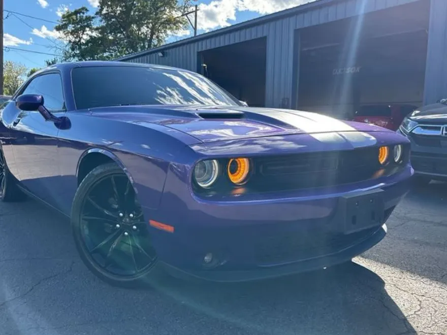 2016 Dodge Challenger SXT Plus photo 1