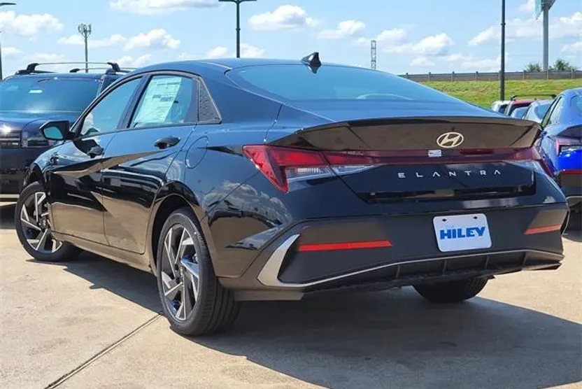 2025 Hyundai Elantra SEL Sport photo 1
