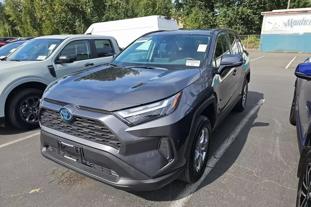 2024 Toyota RAV4 LE photo 1
