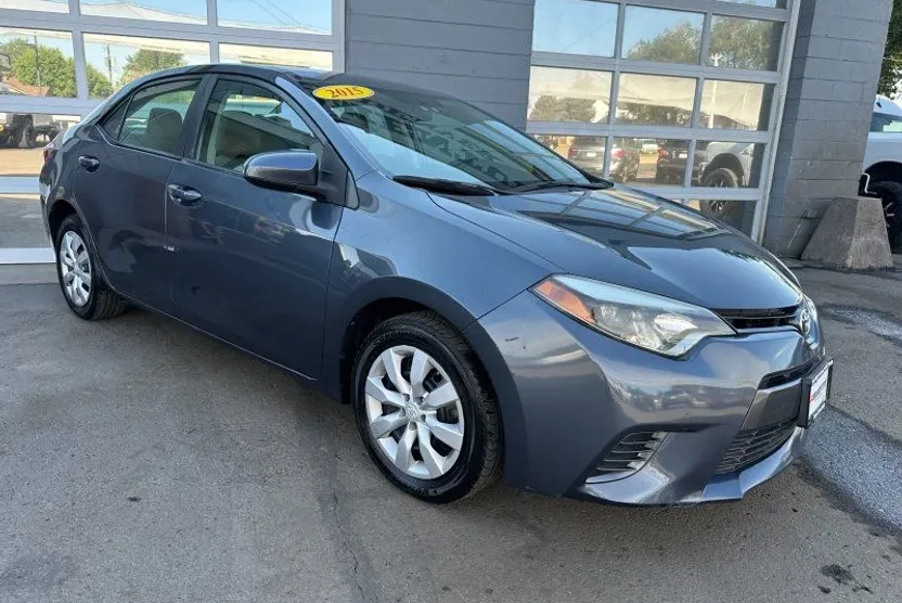 2015 Toyota Corolla LE photo 1