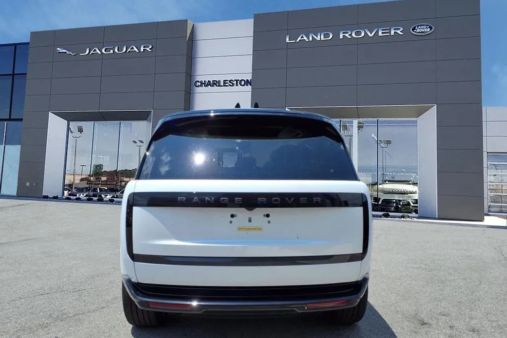 2025 Land Rover Range Rover SE photo 1