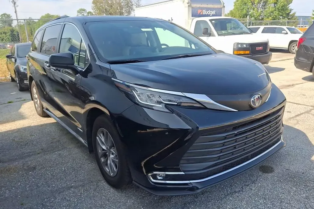 2021 Toyota Sienna XLE photo 1