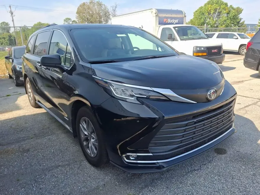 2021 Toyota Sienna XLE photo 1