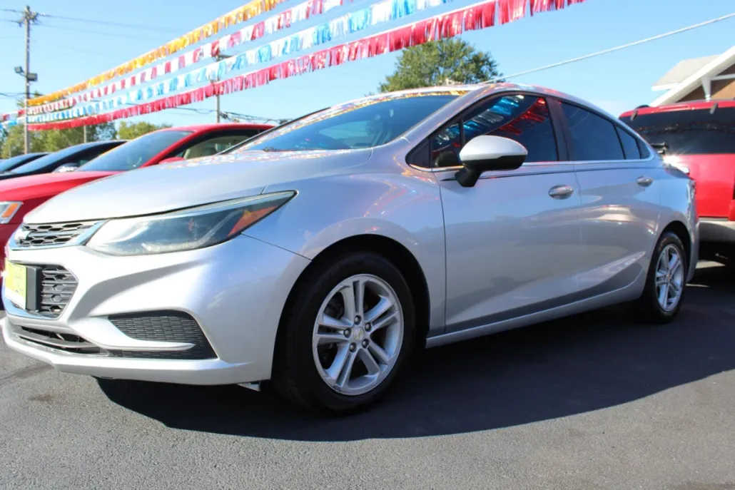 2017 Chevrolet Cruze LT photo 1