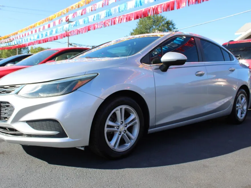 2017 Chevrolet Cruze LT photo 1