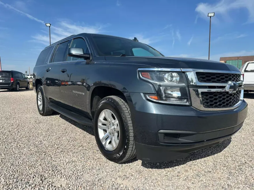 2019 Chevrolet Suburban LT photo 1