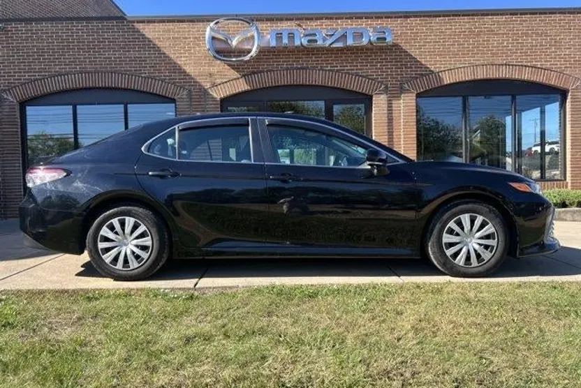 2023 Toyota Camry Hybrid LE photo 1