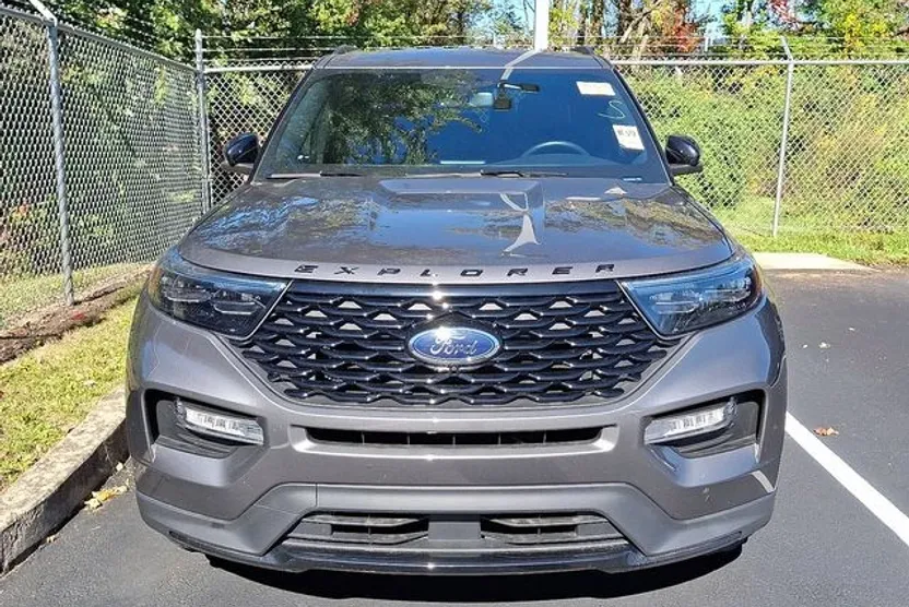 2022 Ford Explorer ST-Line photo 1