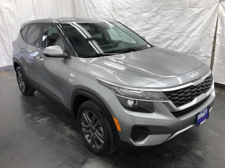 2023 Kia Seltos LX photo 1