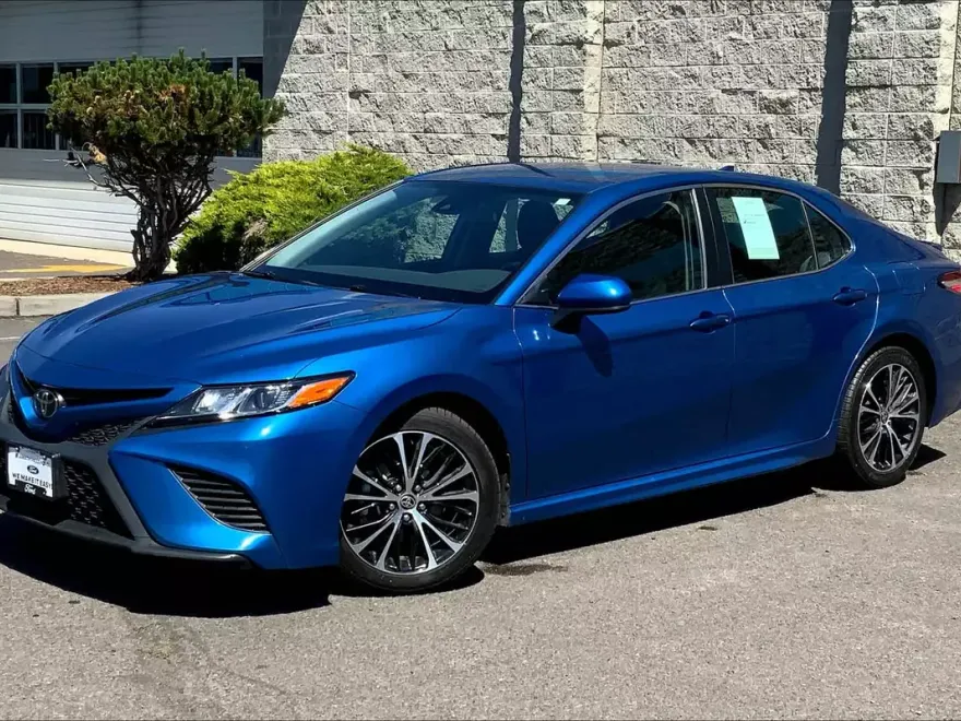 2020 Toyota Camry SE photo 1