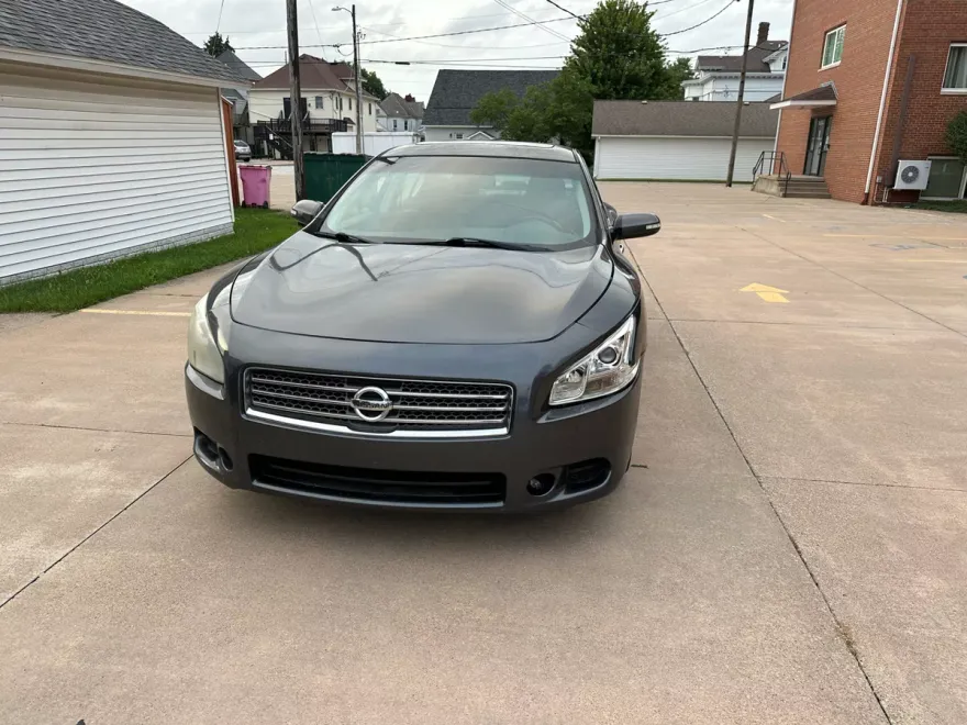 2011 Nissan Maxima SV photo 1