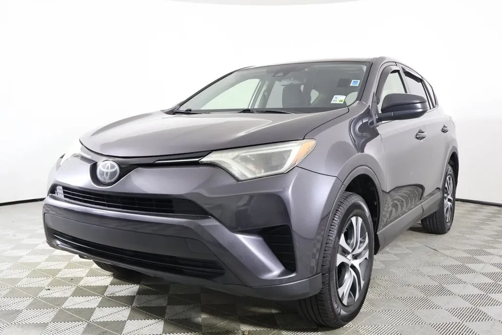 2018 Toyota RAV4 LE photo 1