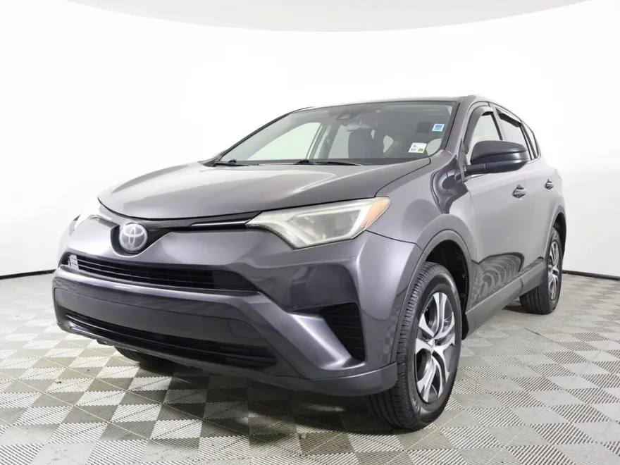 2018 Toyota RAV4 LE photo 1