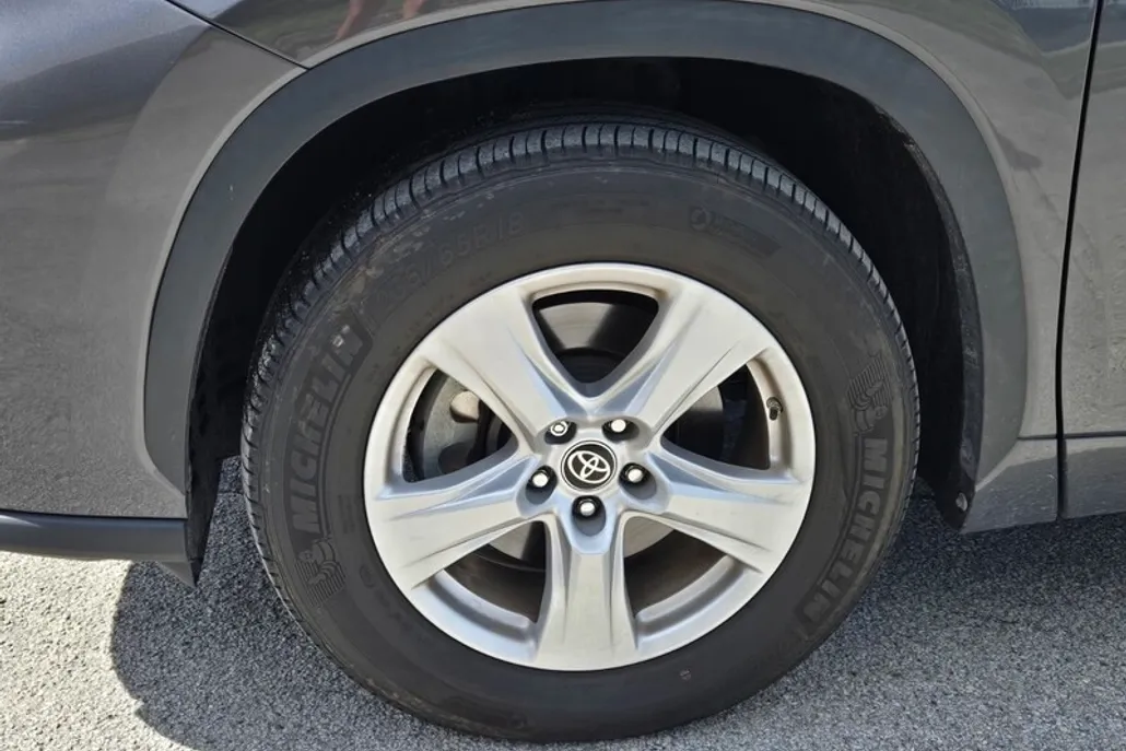 2023 Toyota Highlander L photo 1