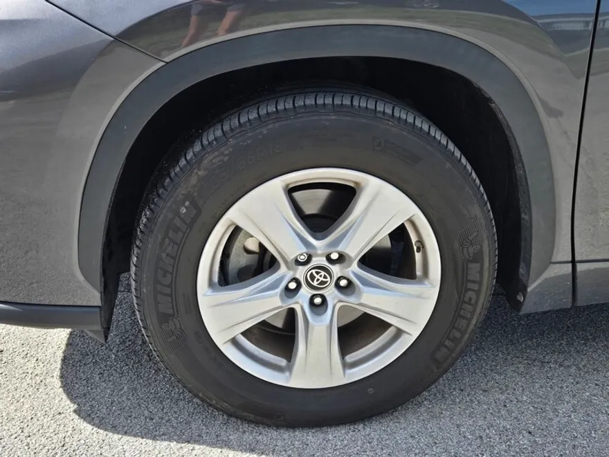 2023 Toyota Highlander L photo 1