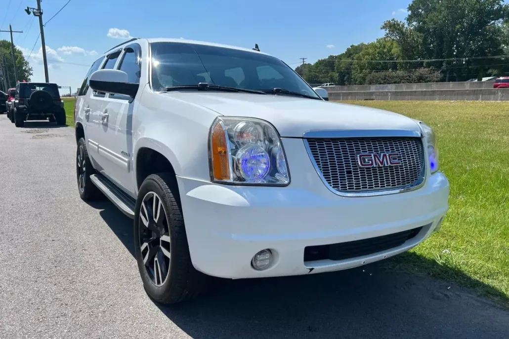 2011 Gmc Yukon SLE photo 1