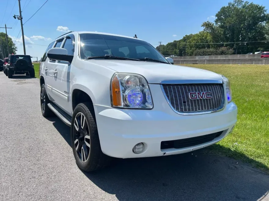 2011 Gmc Yukon SLE photo 1